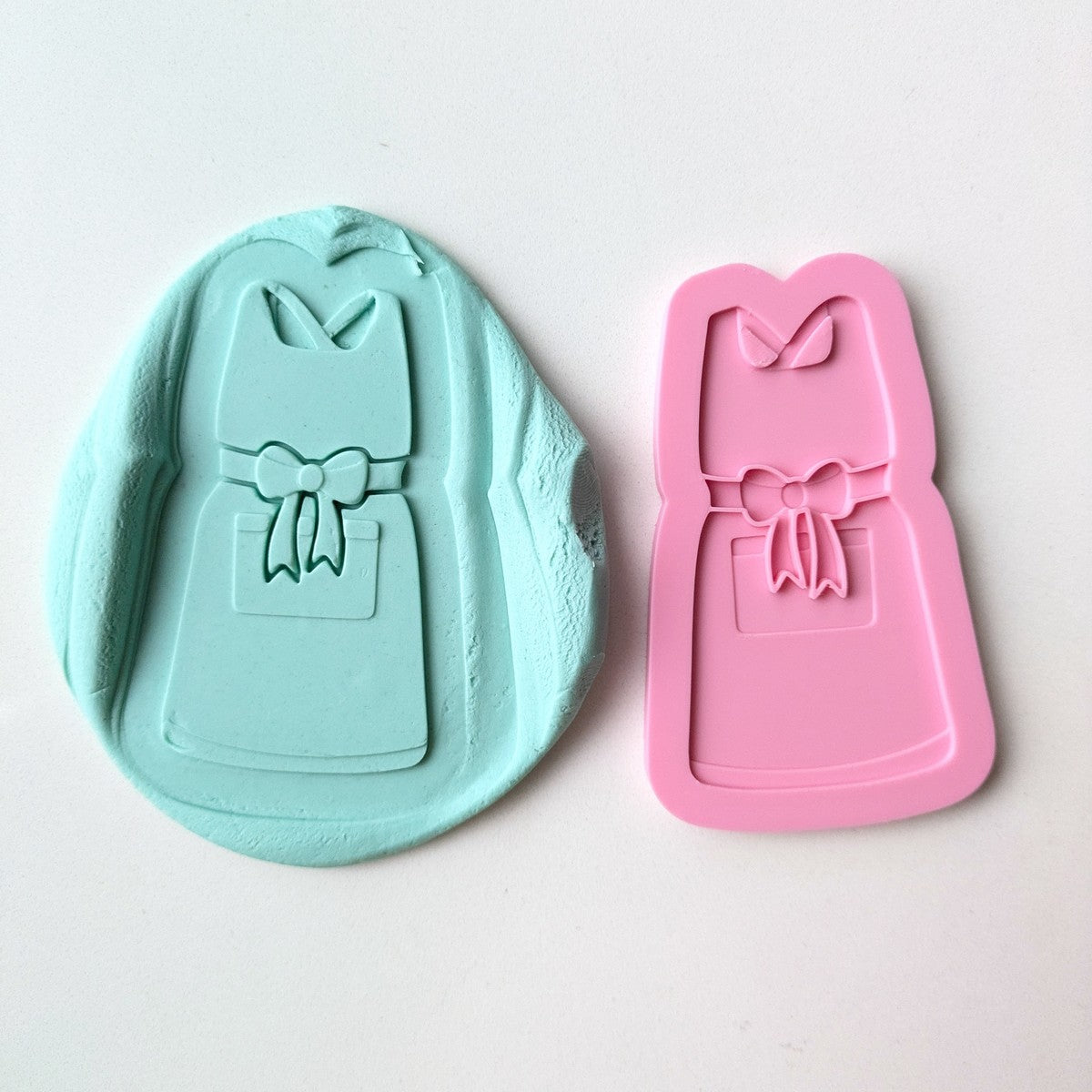 Bow Apron - Cutter & Raised Stamp Set