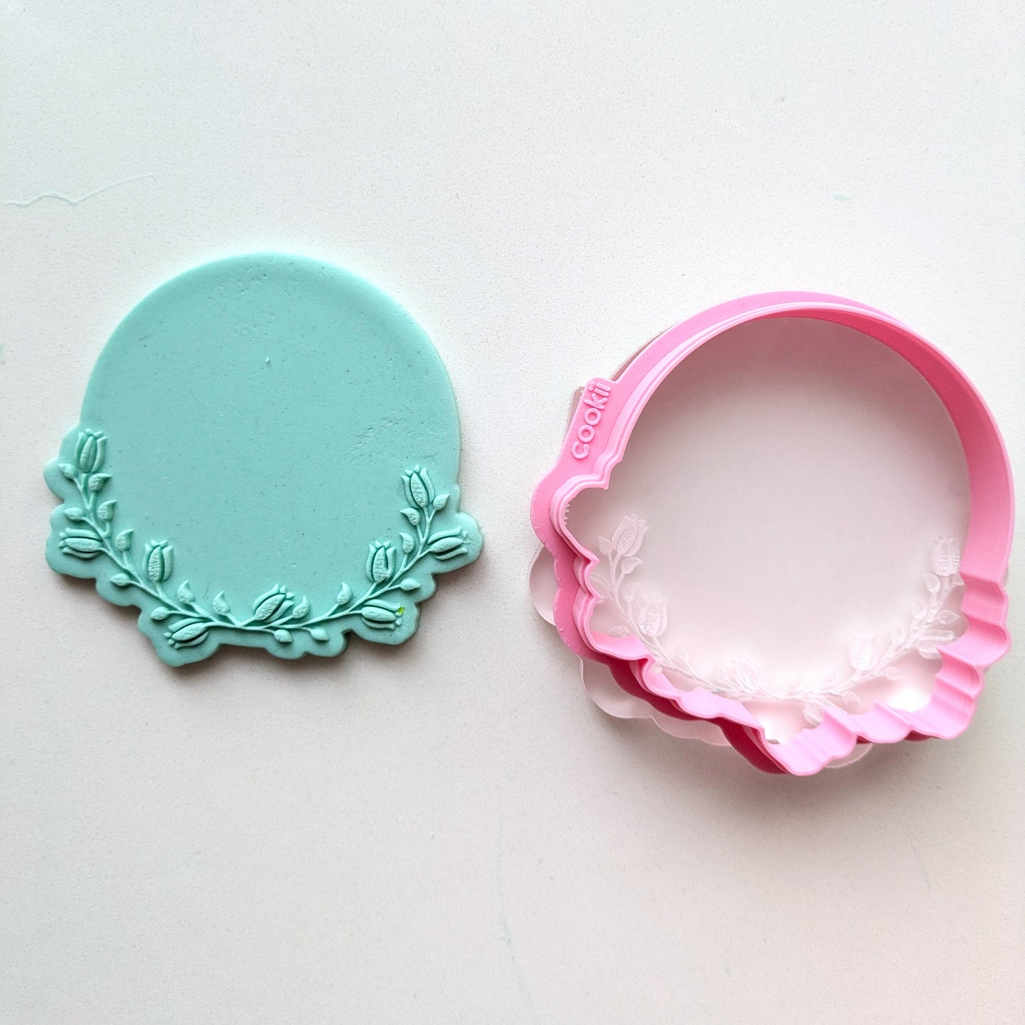 Floral Border Circle Plaque - Raised Embosser Set